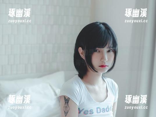 说好的丝袜呢？Hizzy(히지)的壁纸写真，悠闲里透着点小淘气。