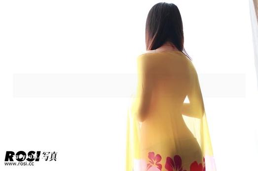 ROSI - 小莉的写真，皮衣与灵魂的邂逅，看得停不下来