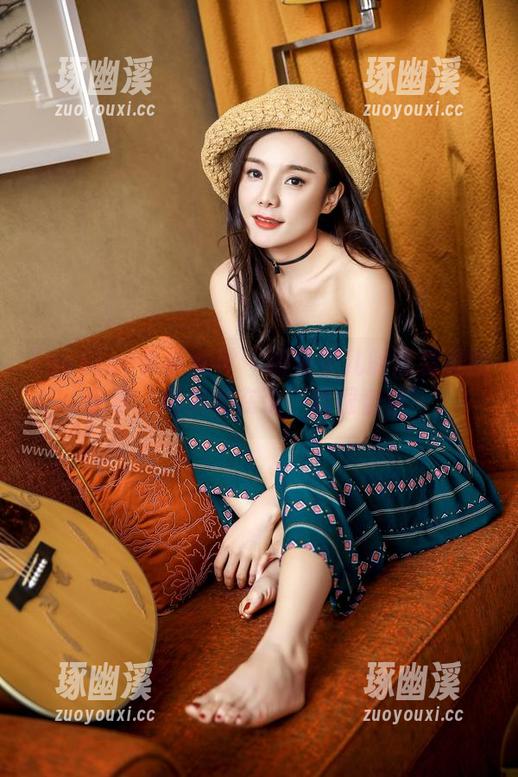 TouTiao头条女神 - 娜依灵儿的泳装美图分享，每张都在说‘我很自信’