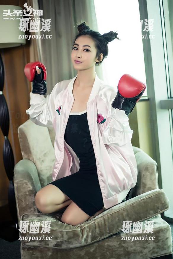 TouTiao头条女神 - 申美嫣休闲略带戏谑的肚兜高清写真集，谁说艺术一定要严肃？