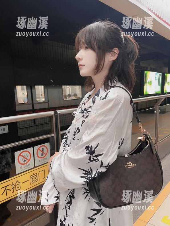 别被Zyra秋的修女造型骗了，图片背后其实很乱！