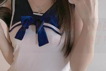 当Miko酱在瑜伽垫上，图片里的台词大概是：‘大家，我快要飞起来了！’