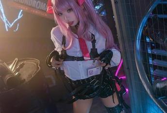 伊喵君_Nya的修女cos，美图中透着淡淡的罪恶感，哈哈，信仰的另一面？