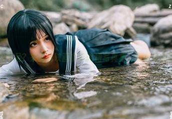 食粮不足？来兔玩映画拿红格裙写真集，顺便下载吧！