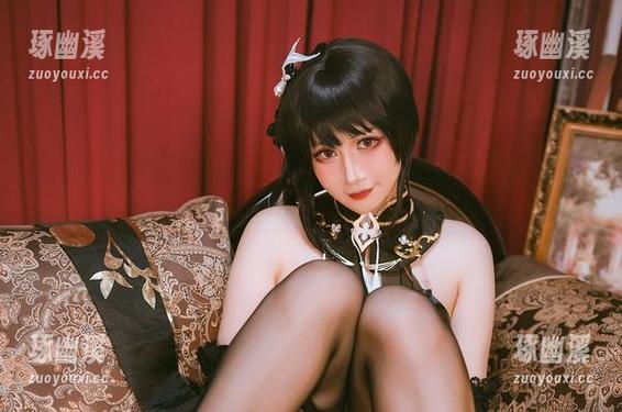 福利结束了吗？兔胖胖min与柴郡的礼服写真