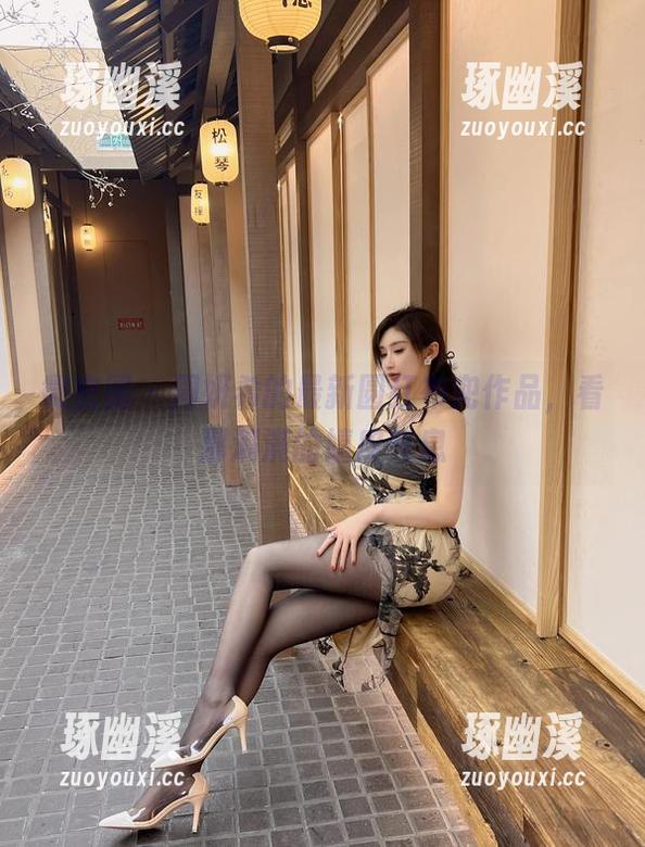 微密圈 - 周妍希的最新圆红布兜作品，看那满满的嬉皮气息