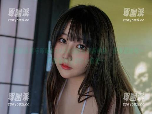 镇海的迷离与咔喵KANEKO的白旗袍融合，图集里的每一帧都有种可爱的小叛逆…