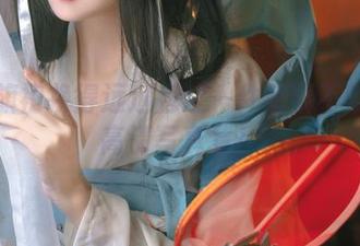 她的旗袍换得远远超过一件奶狮不咬人的高清写真集！