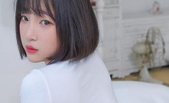 在海边，姜仁卿(강인경)定制的图片每一帧都很美……但还没过一会儿就觉得有点一种不一样的味道。