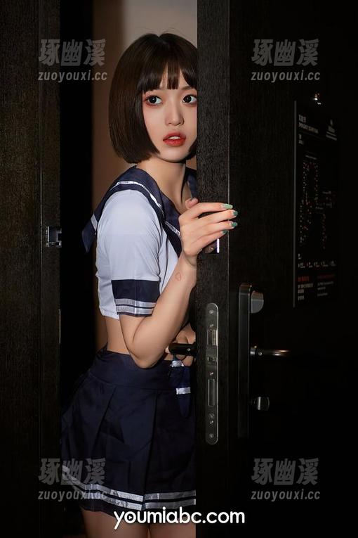 尤蜜荟 - 小阿狸全新写真更新：这样的小秘书，外面好热，办公室里却开着空调！