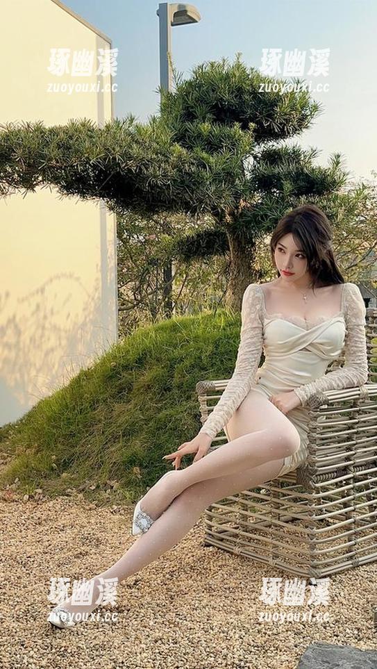 微密圈 - 徐莉芝的最新写真：双人合影，友情的小秘密？
