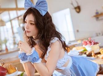 照片里的白衬衫和桃良阿宅，一种不算拉风的搭配，但也不错。