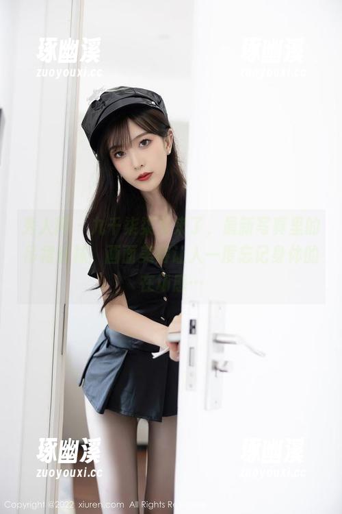 秀人网 - 九千柒柒又来了，最新写真里的吊裙丝袜，画面美得让人一度忘记身体的在场感…