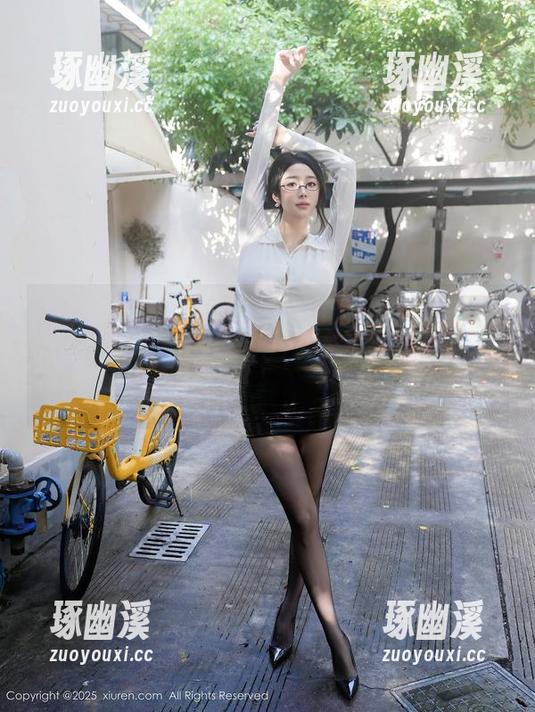 秀人网 - 图到位了！余贝拉bella福利图片中那对“美足”，让我差点出门去买新拖鞋。