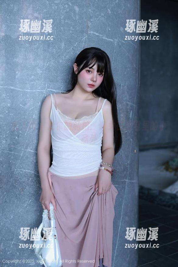 秀人网 - 允尔的私拍：修女在教堂里的小意外
