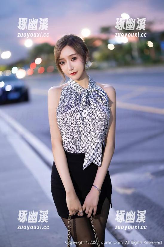 秀人网 - 硬蜡黄的光线与妹妹的罕见姿态：不容错过的抖娘利世图包！