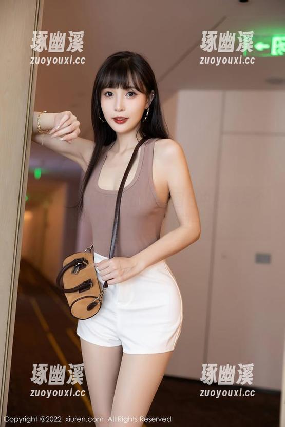 秀人网 - 抖娘利世的校园图包中经典与个性的碰撞，总让人眼前一亮。