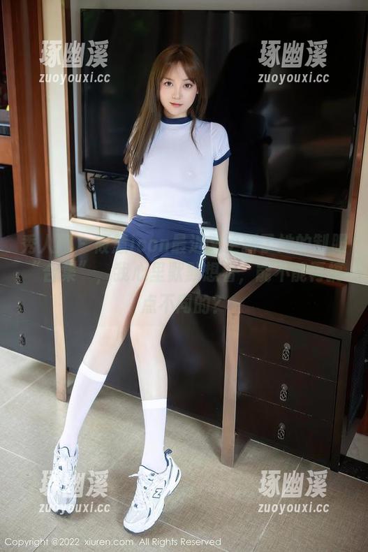 秀人网 - 筱慧icon最近又更新了她的制服“合集”，我心里默默想着，能不能再搞点不同的？
