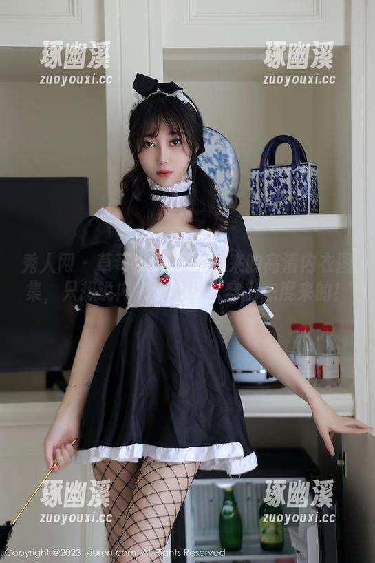 秀人网 - 草莓zz给我们带来的高清内衣图集，只想说内衣也是可以穿出态度来的！