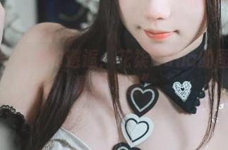 美女与泳池的邂逅：花柒Hana的图包可是很“湿”