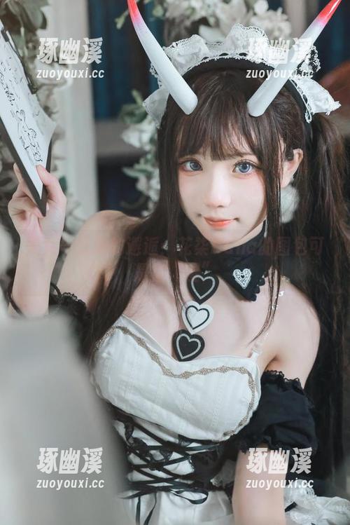美女与泳池的邂逅：花柒Hana的图包可是很“湿”