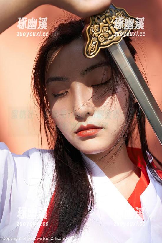 蜜桃社 - 缇娜美Tinami职业装：当灰色衬衫也能撩到你