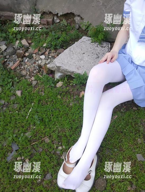 分享一组西尔酱的美脚图片，让我有点小窃喜。
