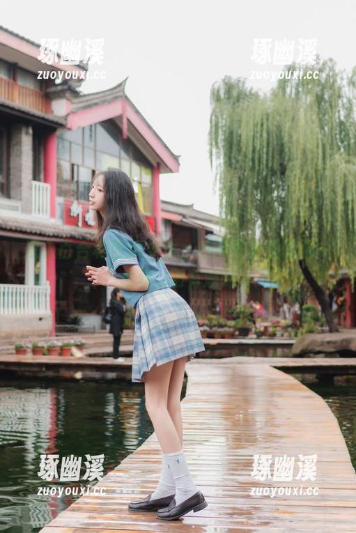 双人百合和西瓜少女，私房写真里的那一丝丝...别有滋味