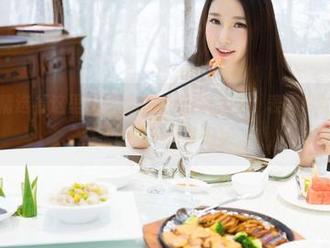 魅妍社 – 精选看这里：闵妮Mily扮演女仆，表情真的很微妙，更是让人不自禁遐想。