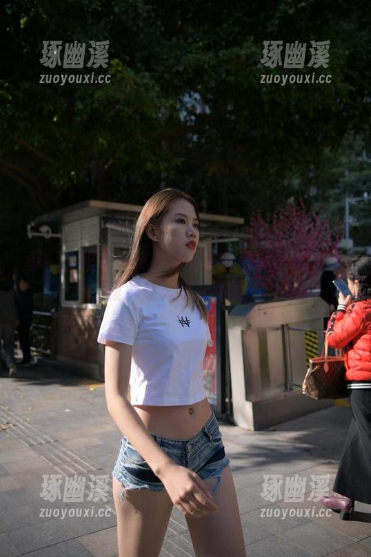 魔镜街拍 看!白裙女子在魔镜街拍,没圣光的真实模样让人停不下眼。