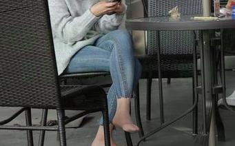 一组古村春光的套图，魔镜街拍的红衣白裙美女，这境界我给满分，别说了，收藏！