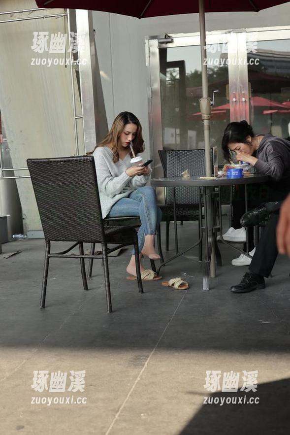 一组古村春光的套图，魔镜街拍的红衣白裙美女，这境界我给满分，别说了，收藏！