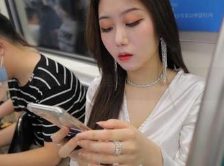 魔镜街拍精选：黑色皮裤美女，我的眼睛被锁住了啊！