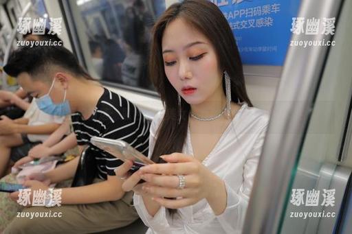 魔镜街拍精选：黑色皮裤美女，我的眼睛被锁住了啊！