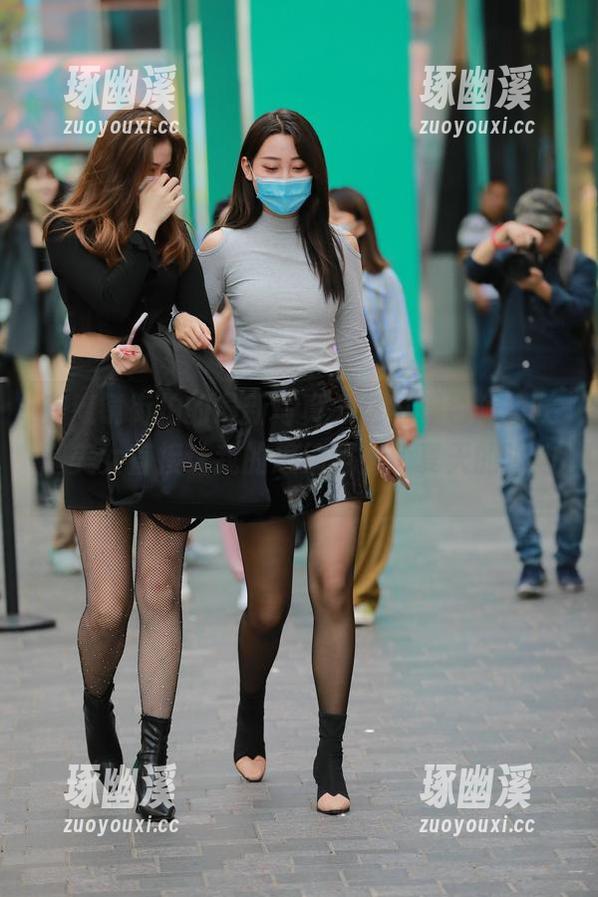 有魔镜街拍的最新写真，这位绿色短裙长腿美女直接让我的思绪飘到了夏天的海边。