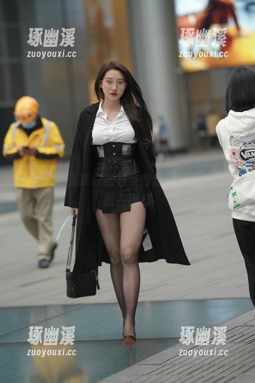 魔镜街拍图集：短裙与肉丝的搭配，黑高跟在撩拨