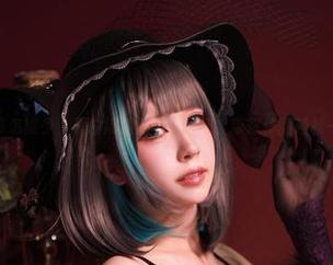 吊带怎能少，黑白御猫的写真图包，带你体验轻松一刻