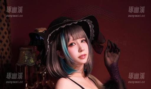 吊带怎能少，黑白御猫的写真图包，带你体验轻松一刻